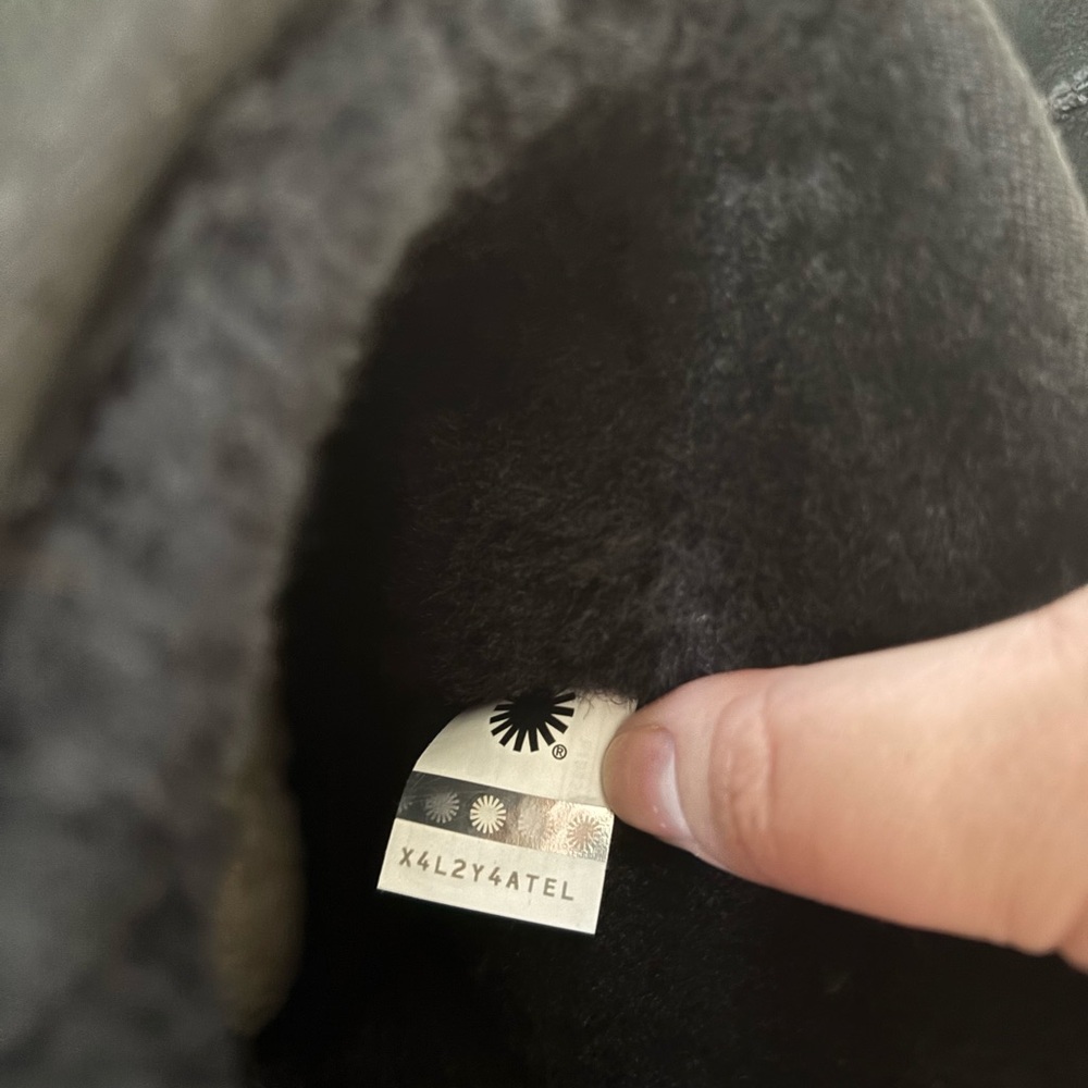UGG Classic Short Winter Boots in Black - Picture 4 of 8